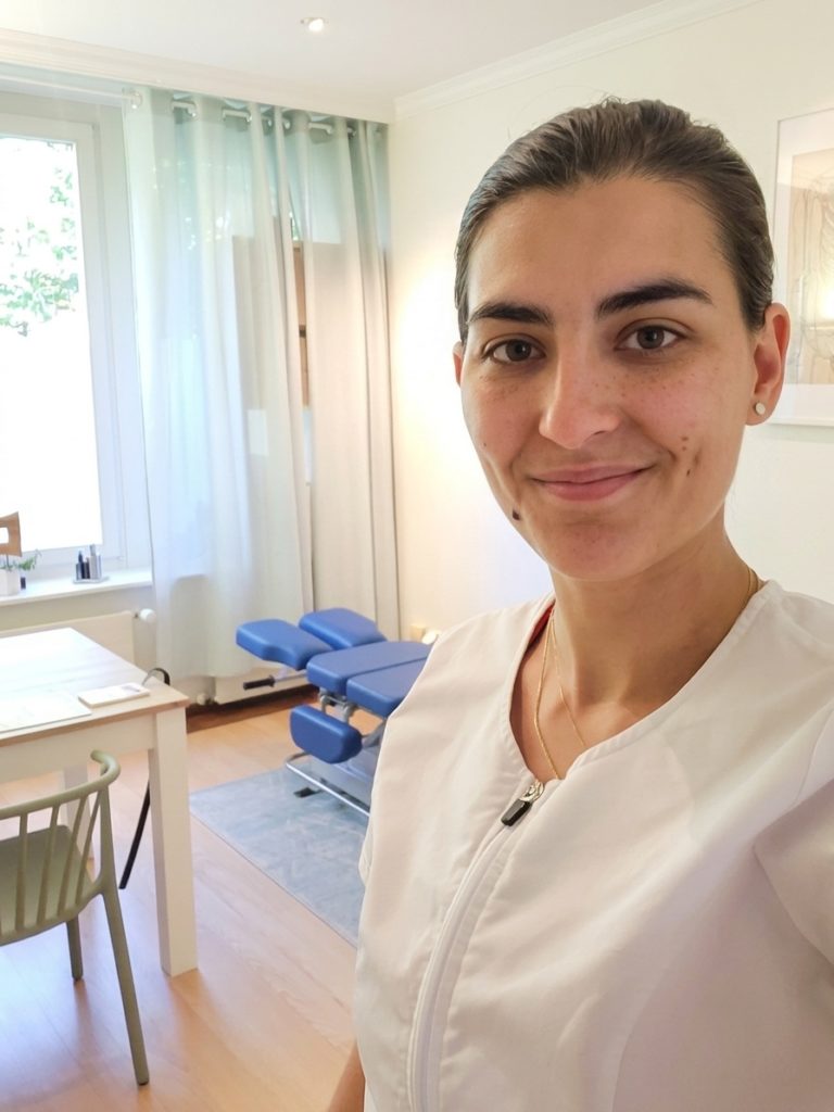Maud Grand étiopathe à Genève Champel et Lancy. Prise en charge étiopathie du bébé au sénior.
